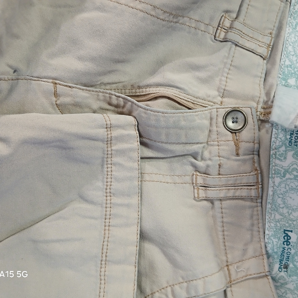 Lee Beige Cargo Shorts